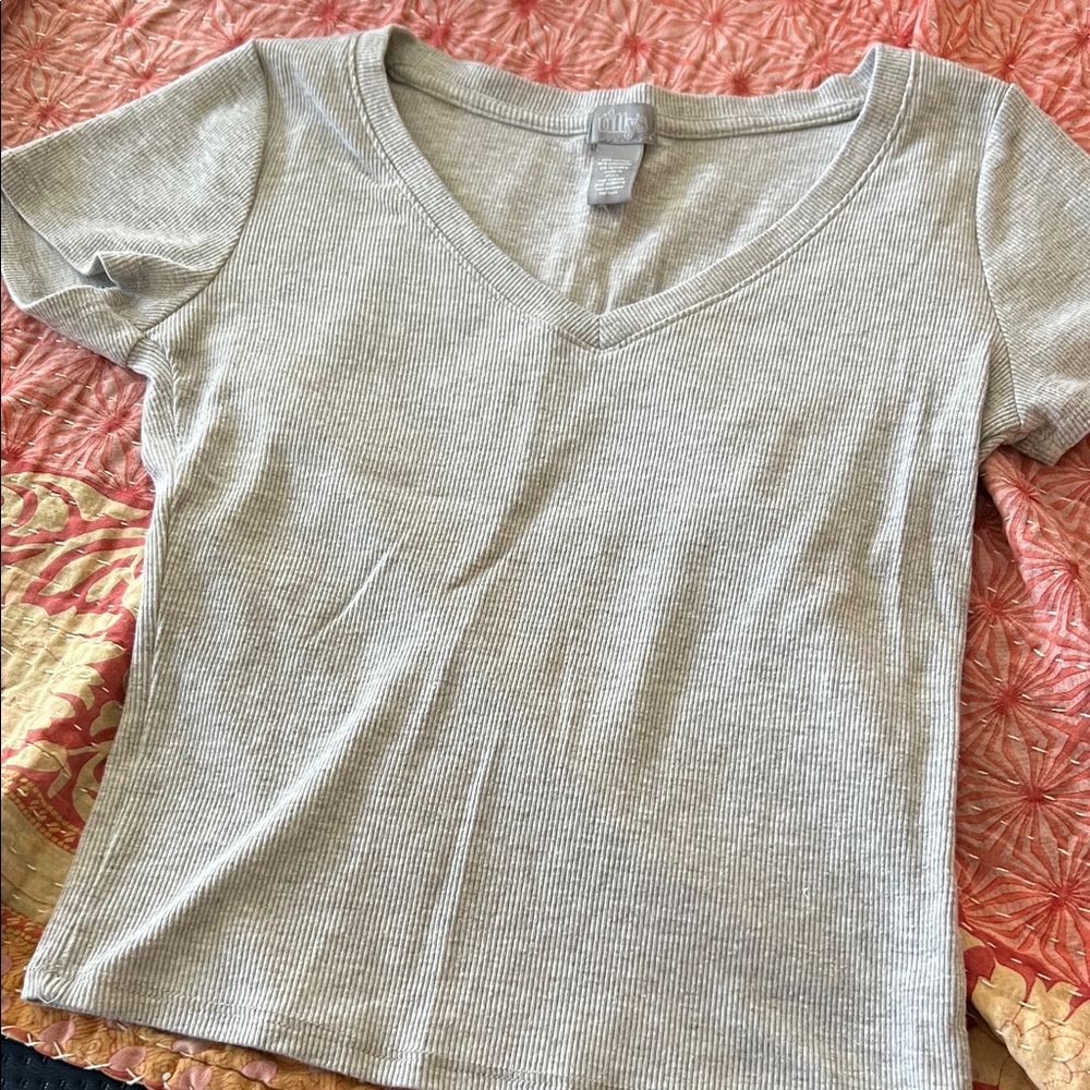 Tilly's Light Gray V-Neck Ribbed Tee